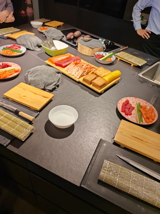 Sushi-Zutaten auf Tisch, Personen vorbereiten.