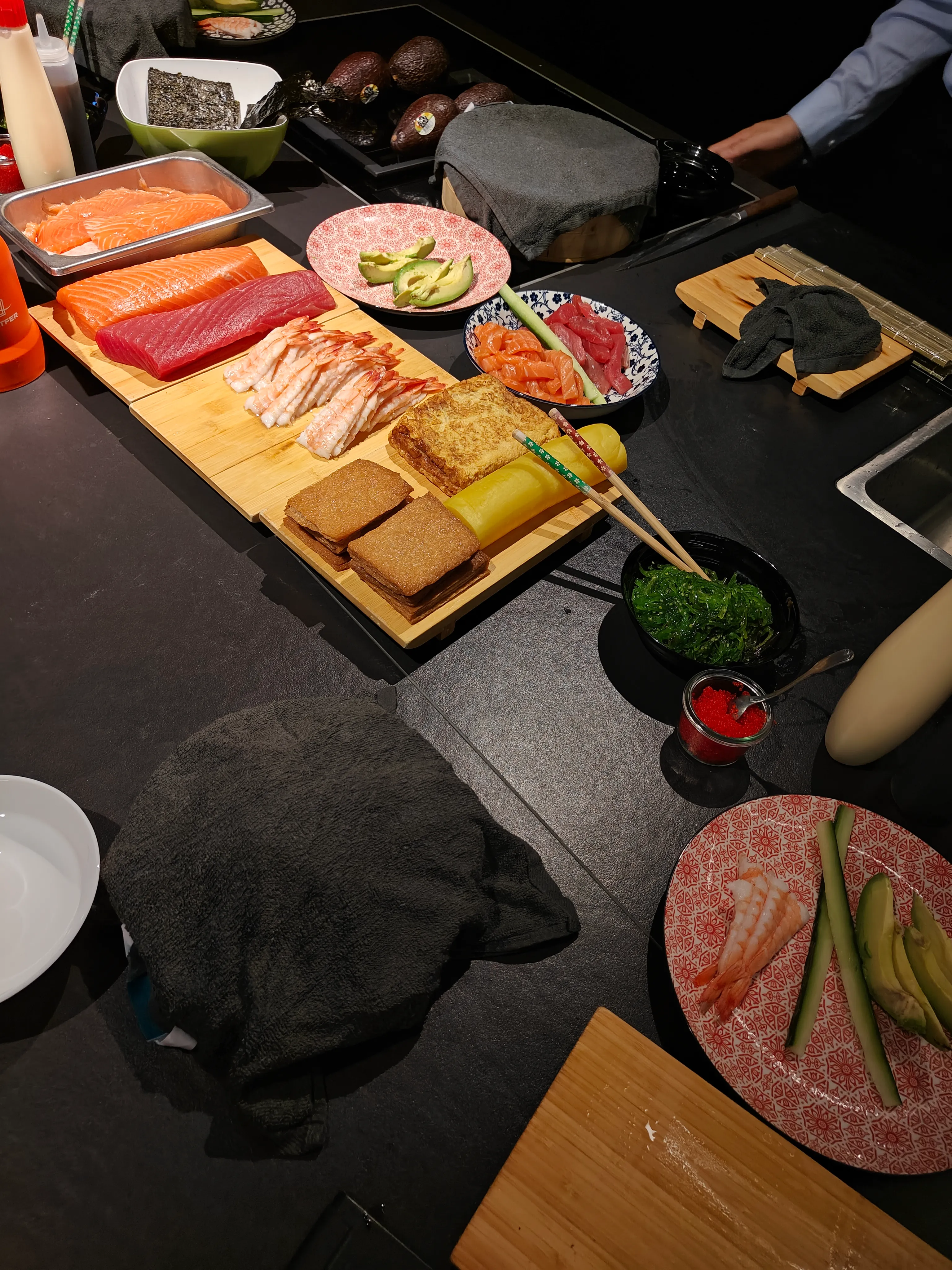 Sushi-Zutaten auf einer Küchenarbeitsfläche.