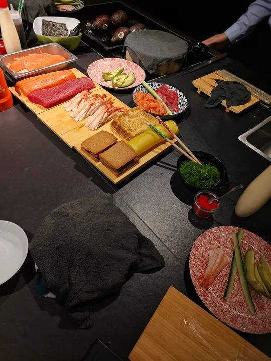 Sushi-Zutaten auf einer Küchenarbeitsfläche.