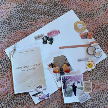 Materialien für Vision Board auf gemustertem Stoffhintergrund.