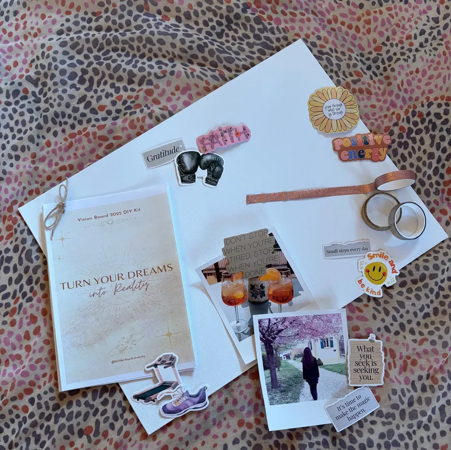 Materialien für Vision Board auf gemustertem Stoffhintergrund.