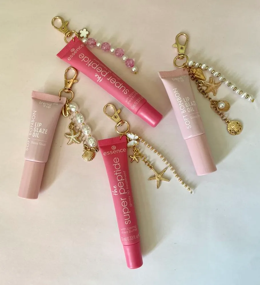 Lippenbalsam-Tuben mit dekorativen Schlüsselanhängern.
