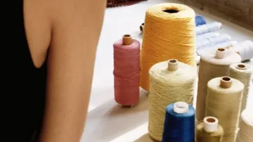 Bunte Garnspulen auf einem Tisch.