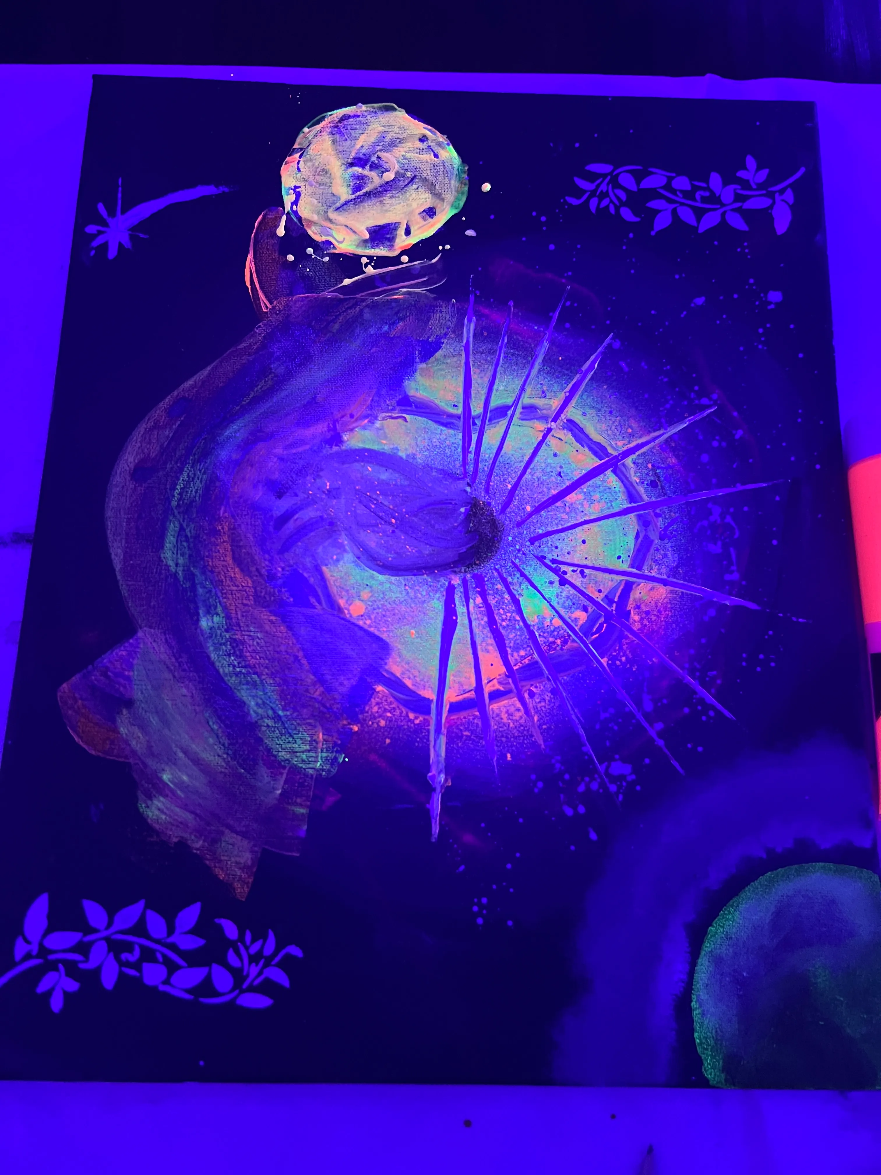 Abstrakte Kunst leuchtet unter Schwarzlicht.