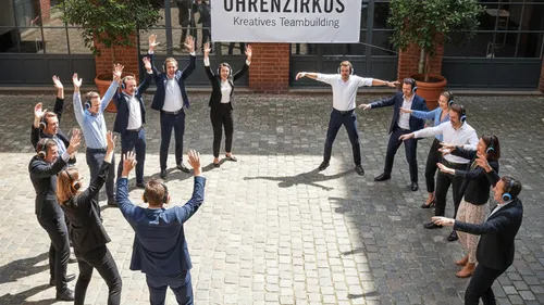 Personen im Kreis mit Kopfhörern im Hof.