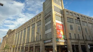 Kaufhaus mit einem Verkaufsbanner in der Stadt.