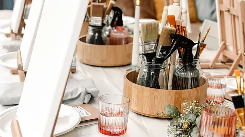 Kunstzubehör und Staffeleien auf einem Tisch.