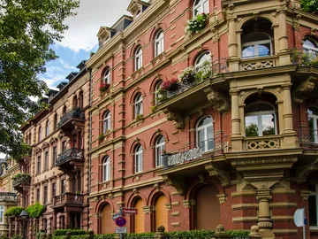 Historische Gebäude mit Balkonen und Blumen geschmückt.