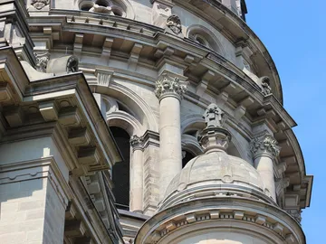 Historisches Gebäude mit künstlerischer Architektur unter blauem Himmel.