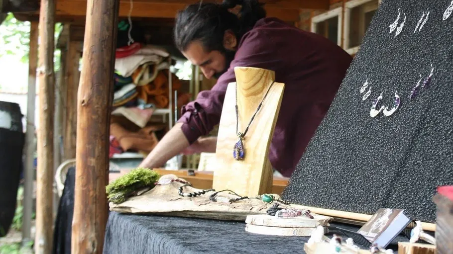 Handgefertigter Schmuck auf Außenmarktstand ausgestellt.