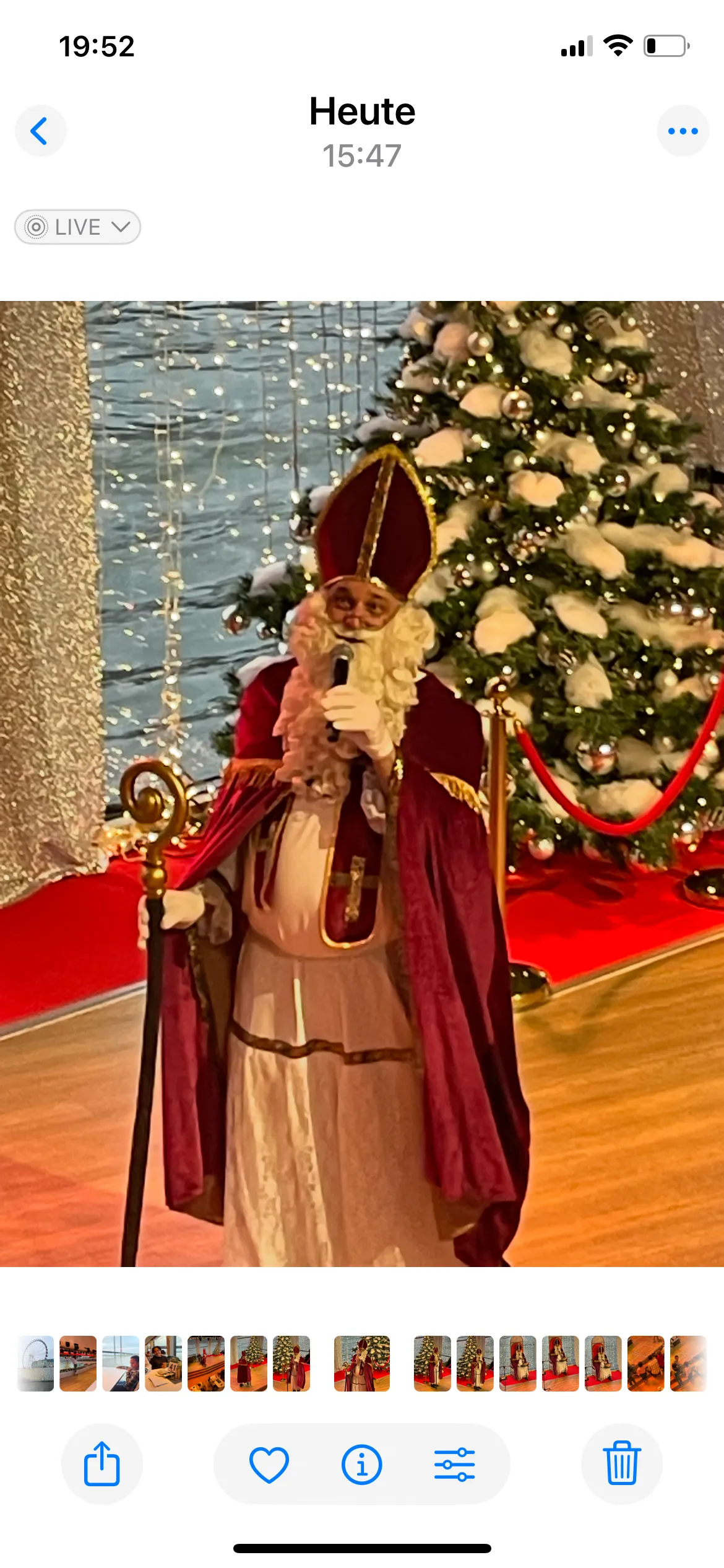 Mann in Festkostüm nahe Weihnachtsbaum.