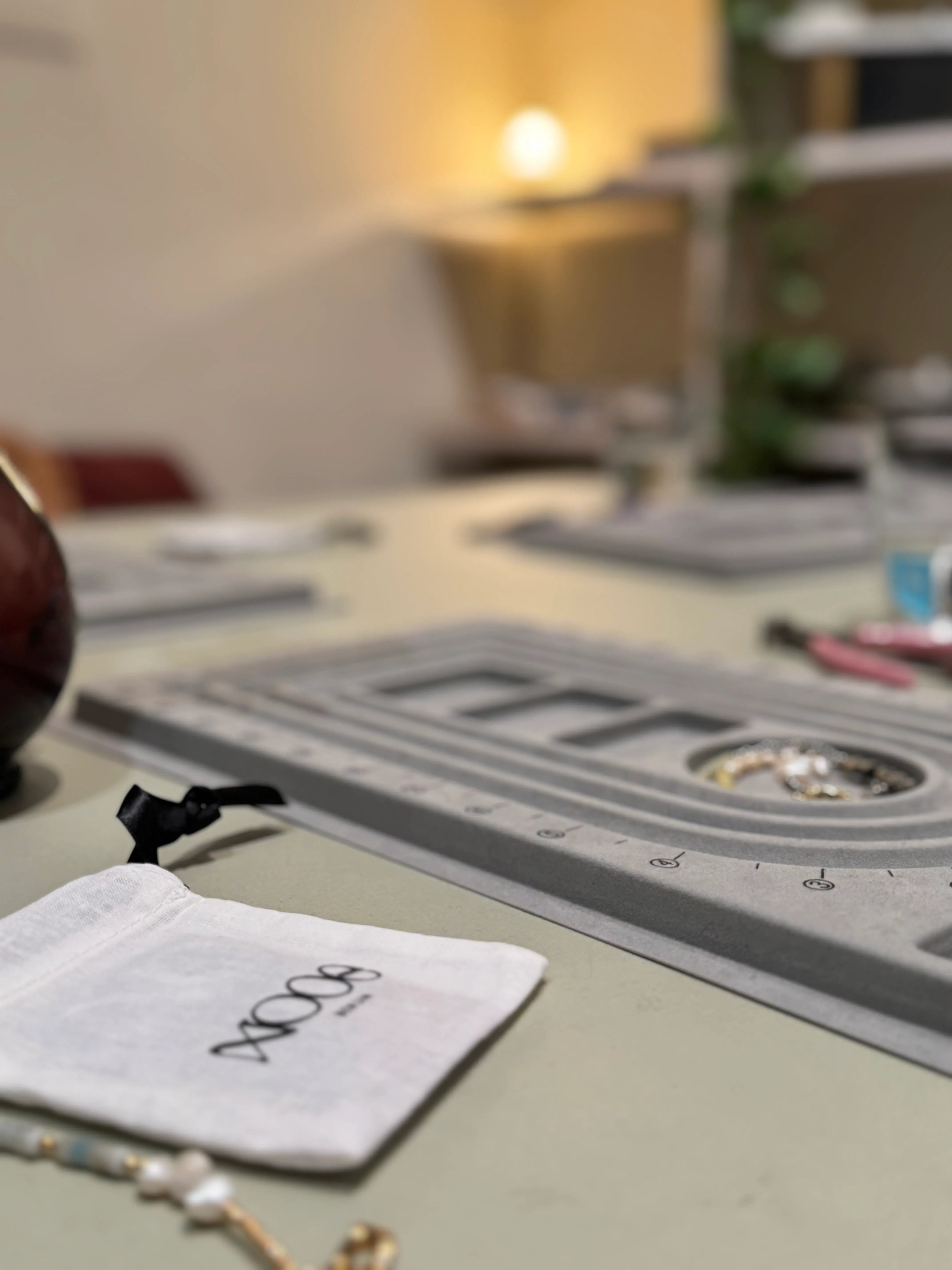 Schmuckwerkzeuge auf Tisch, unscharfer Hintergrund.