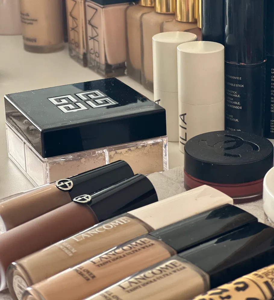 Make-up-Produkte auf einem Tisch organisiert.