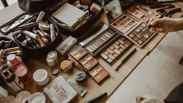Verschiedene Make-up-Produkte auf Holztisch.
