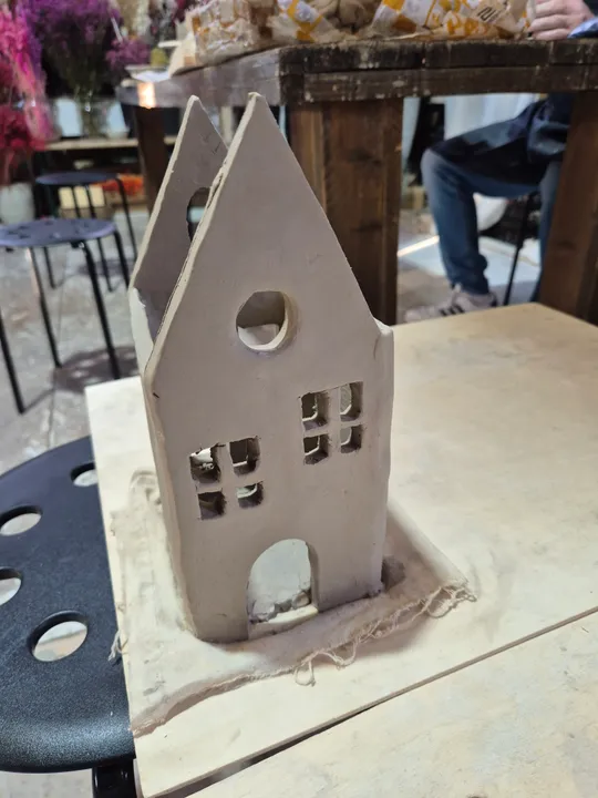 Tonhausmodell auf Holztisch, Innenraum.