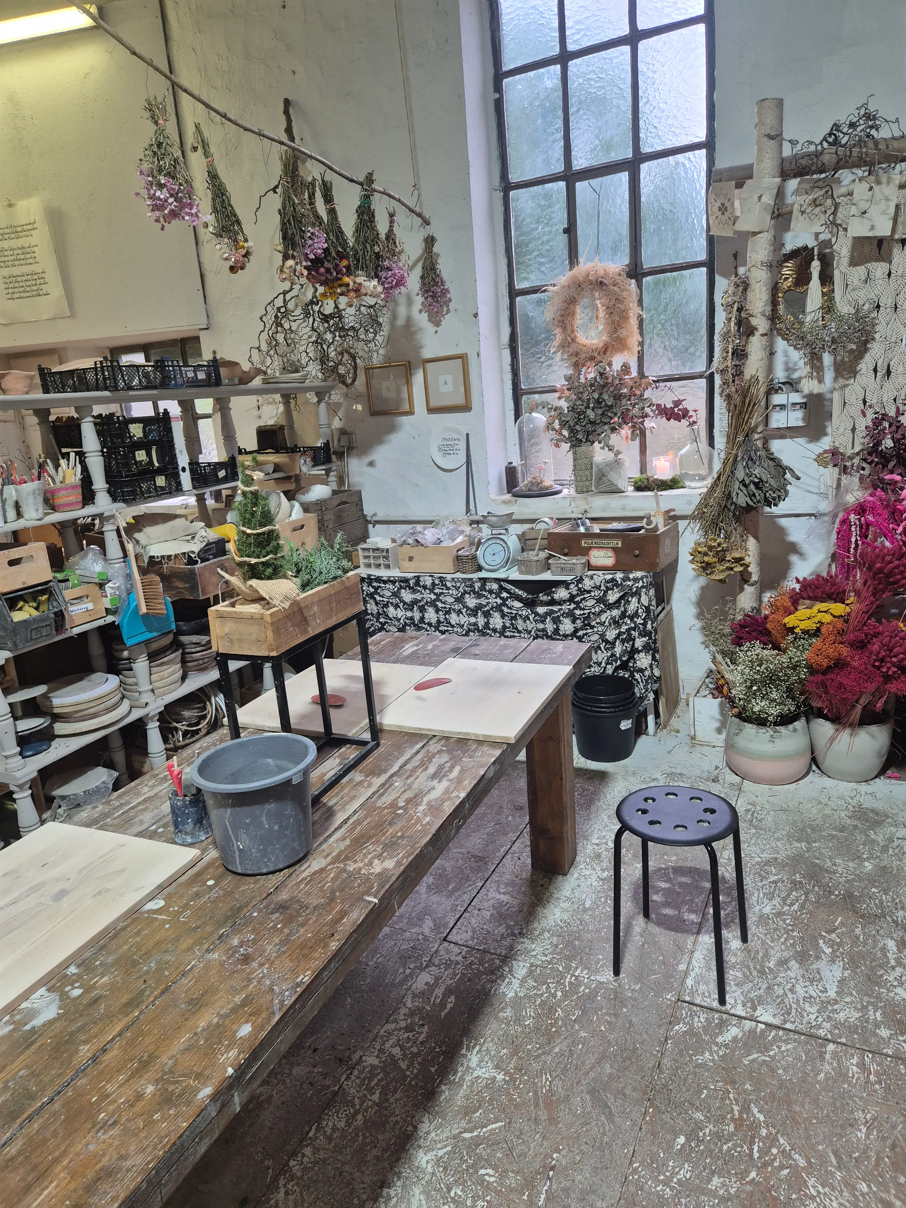 Workshop with dried flowers and table setup.