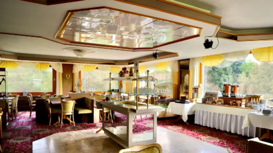 Elegantes Restaurant mit Buffet-Tischen und Sitzplätzen.