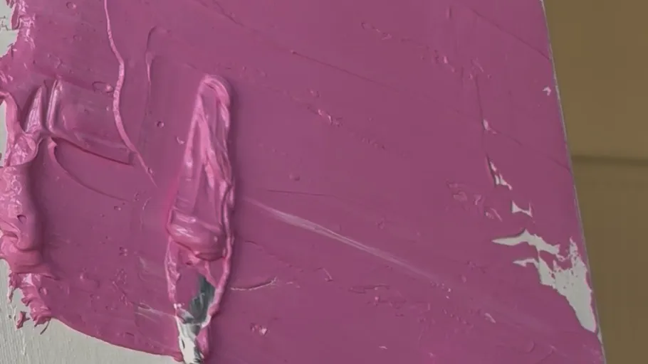 Nahaufnahme von rosa Farbe auf Leinwand.