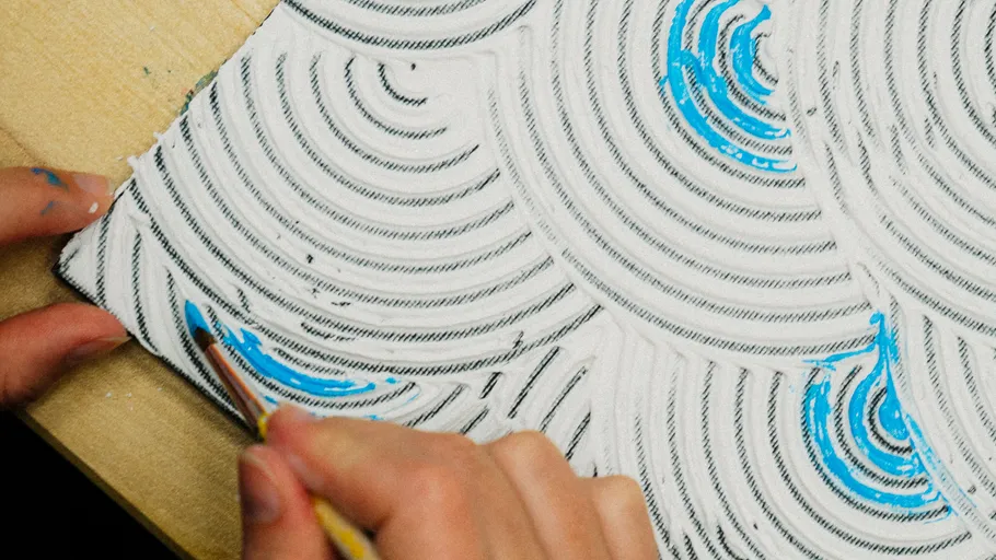 Hand malt Muster mit blauer Farbe