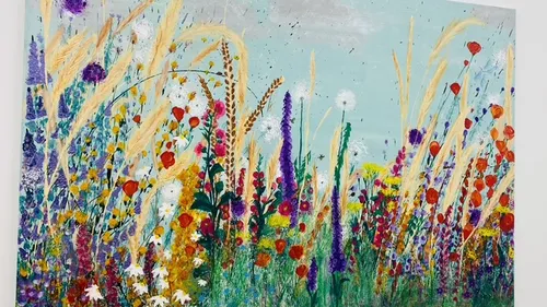 Buntes Wildblumen Gemälde mit Himmelshintergrund.