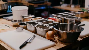 Küchen-Vorbereitungsstation mit Schüsseln und Messer.