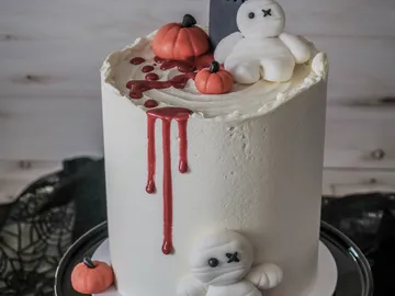 Torte dekoriert mit Kürbissen und blutigen Details.