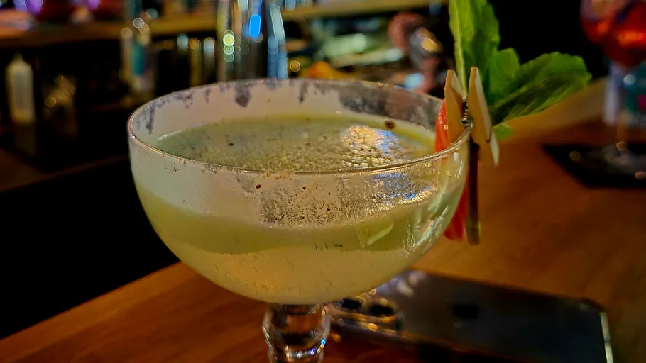 Cocktail mit Chili und Minze an der Bar.