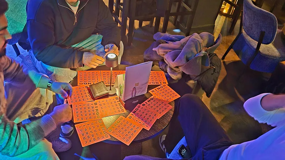 Menschen spielen Bingo im Café.