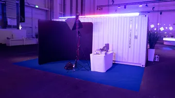 Fotoaufbau mit Hintergrund und Lichtern drinnen.