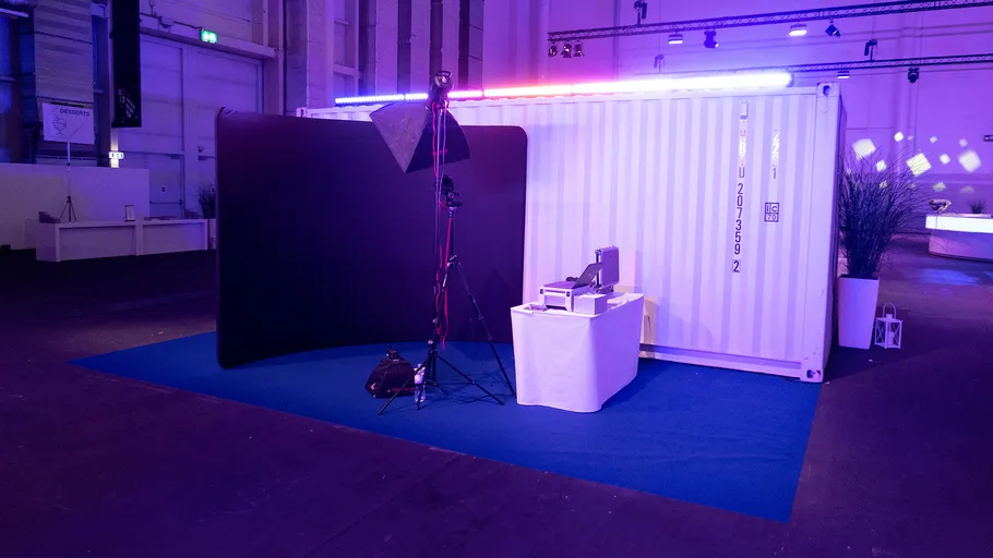 Fotoaufbau mit Hintergrund und Lichtern drinnen.