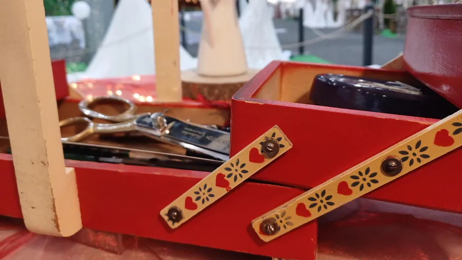 Schere in dekorierter roter Nähbox.