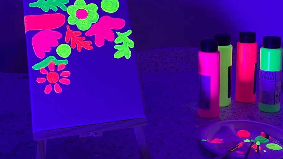 Fluoreszierendes Gemälde mit Farben unter UV-Licht.