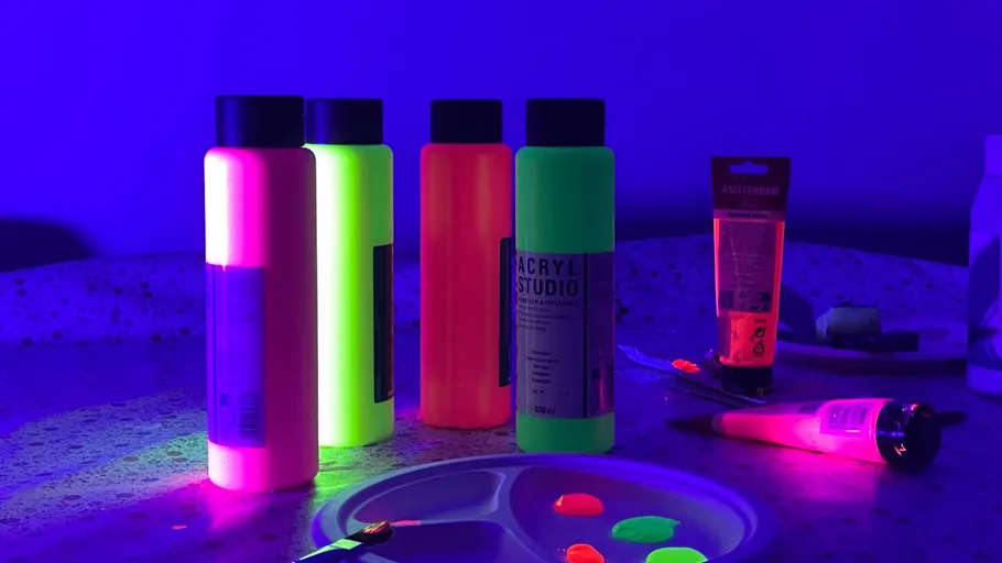 Neonfarben-Flaschen leuchten unter UV-Licht.