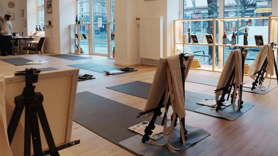 Staffeleien für Malkurs im Kunststudio vorbereitet.