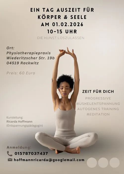 Frau meditiert in Yoga-Pose drinnen.