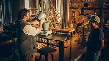 Zwei Männer brauen Bier in Brauerei.