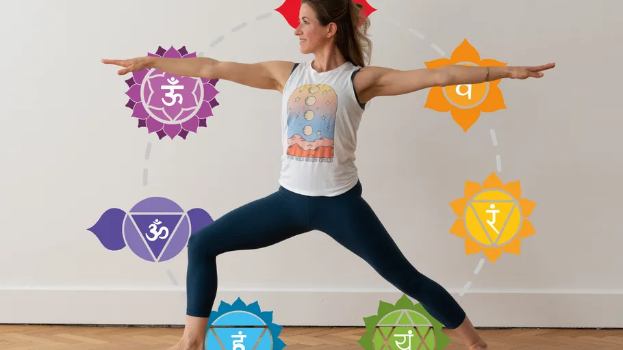 Frau macht Yoga umgeben von Chakra-Symbolen.