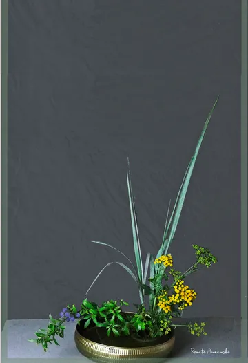 Ikebana-Gesteck mit Blumen vor dunklem Hintergrund.