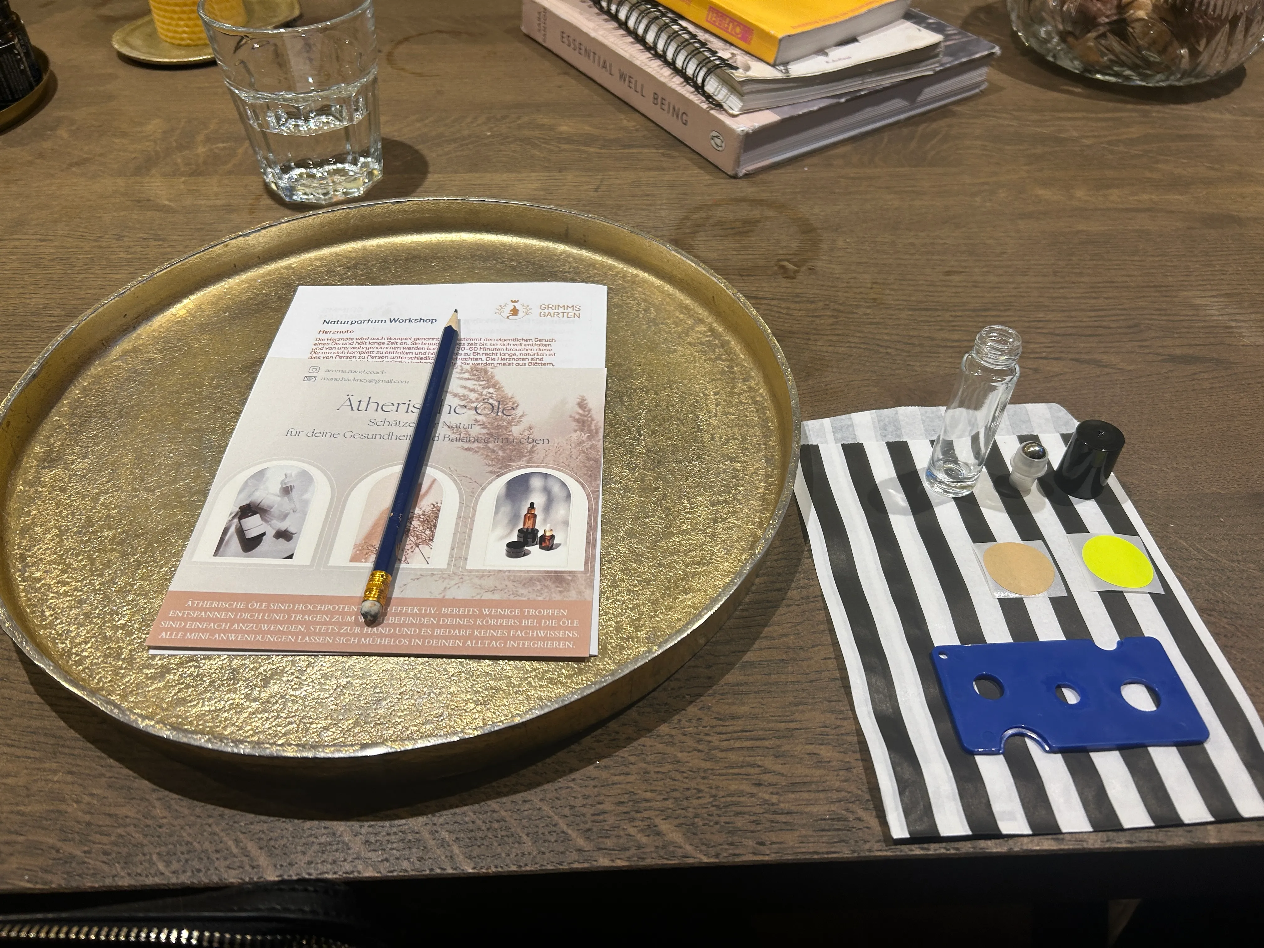 Schreibtisch mit Parfum-Workshop-Artikeln und Büchern.