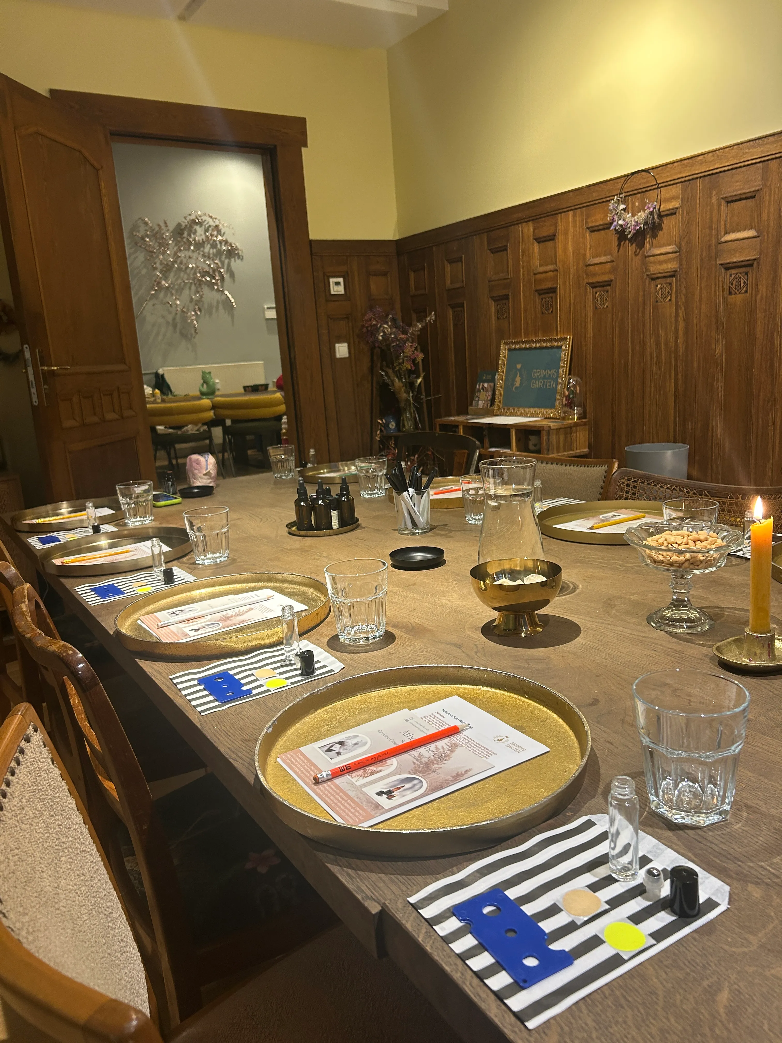 Gedeckter Tisch mit Glaswaren in gemütlichem Raum.