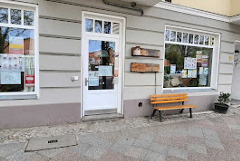 Bank außerhalb eines Gebäudes mit Fenstern.