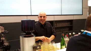 Barkeeper bereitet Getränke in moderner Bar zu.