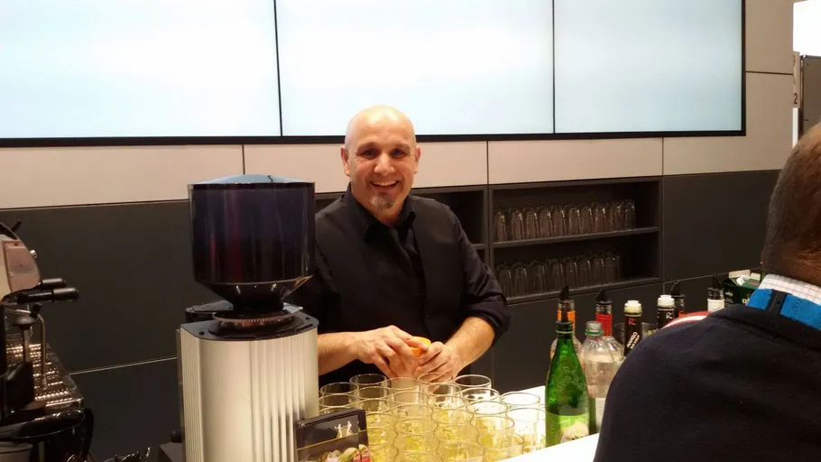 Barkeeper bereitet Getränke in moderner Bar zu.