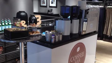 Kaffeestation in einem Einzelhandelsgeschäft.