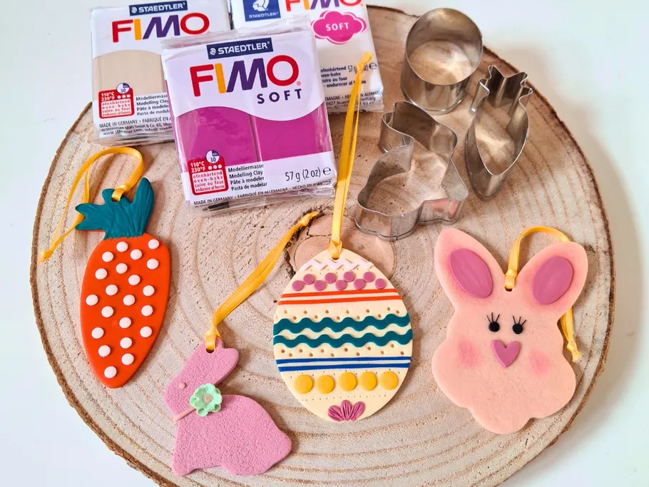 Bunte Ton-Osterdekorationen auf Holzoberfläche.