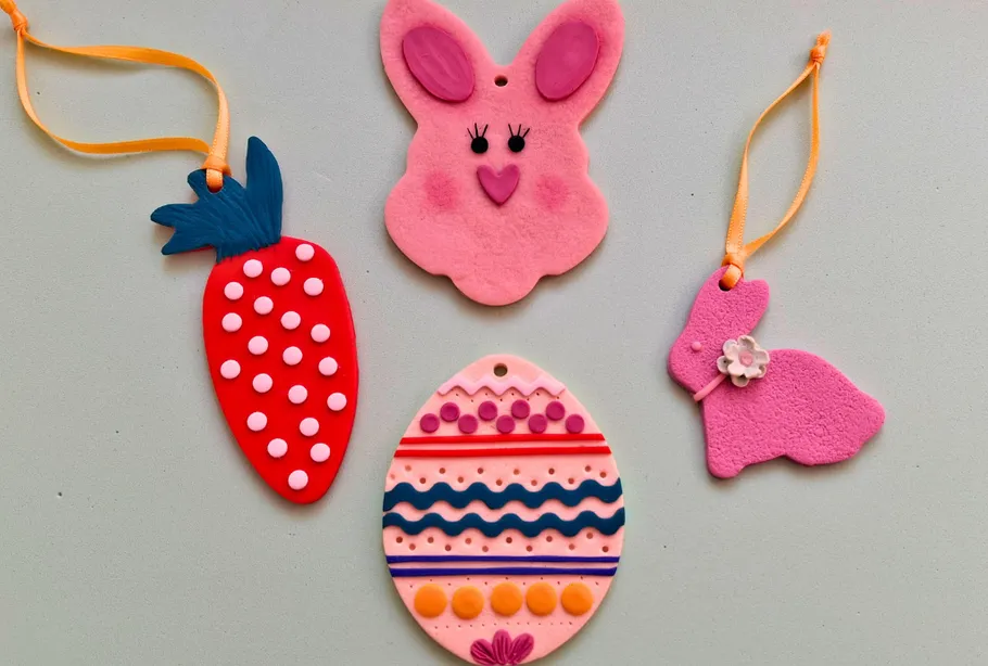 Bunte Osterdekorationen auf einer flachen Oberfläche.