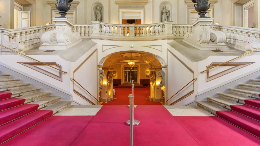 Große Treppe mit rotem Teppich, elegantes Interieur.