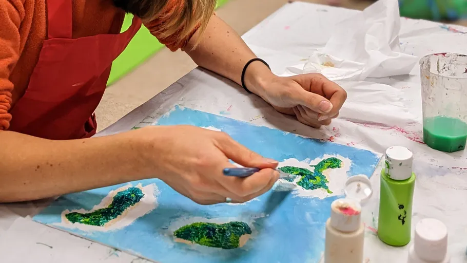 Person malt Landschaft mit Pinseln drinnen.