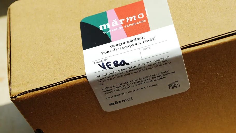 Marmol-Seifenkiste mit Etikett, Sonnenlicht.