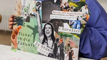 Collage wird von Person in blauem Hemd gehalten.